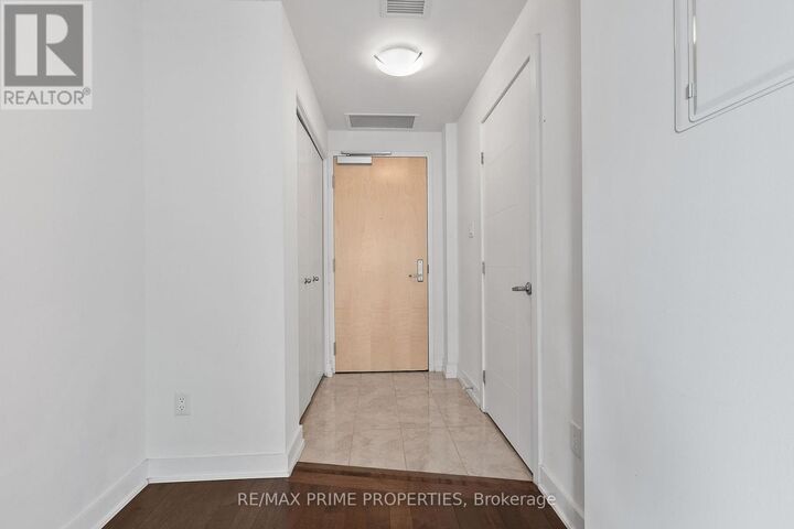 Property Photo: 179 Metcalfe Street 1705 ON K2P 0W1