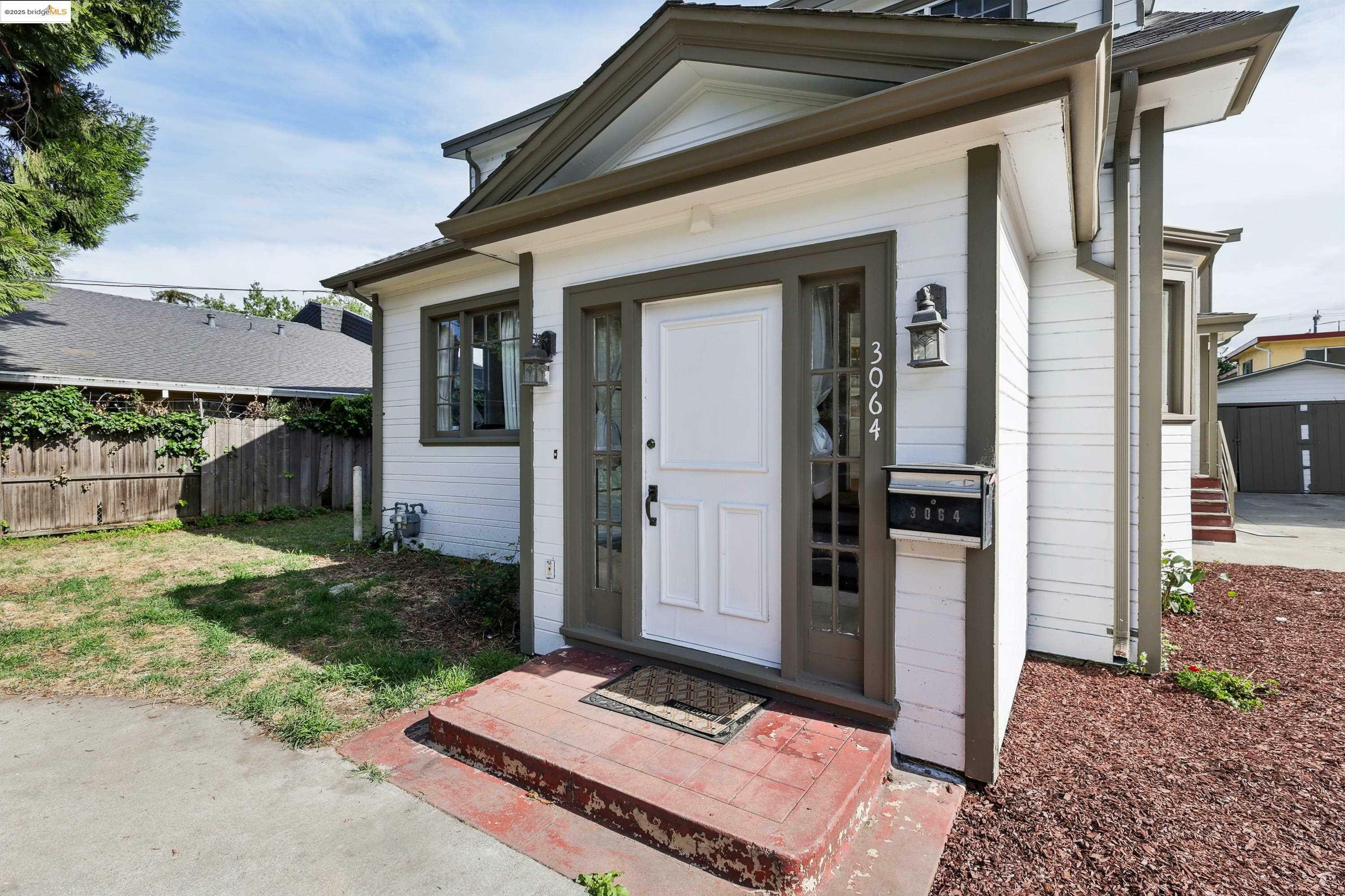 Property Photo: 3064 E 15th St CA 94601