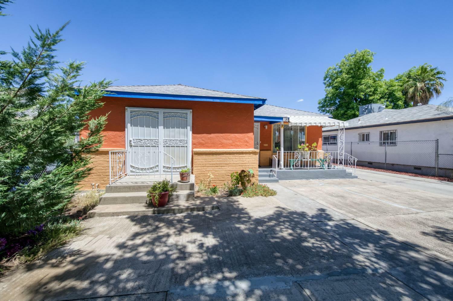 Property Photo: 118 W Valencia CA 93706