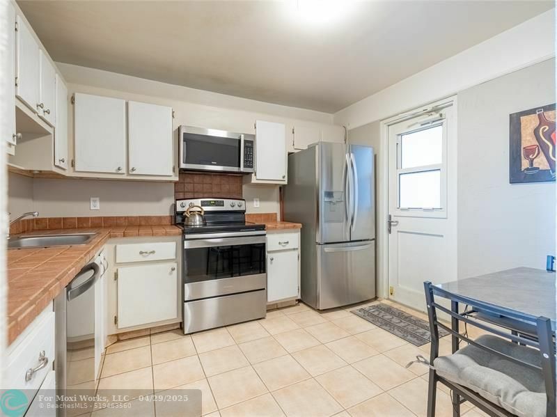 Property Photo: 2200 NE 33rd Ave 6E FL 33305