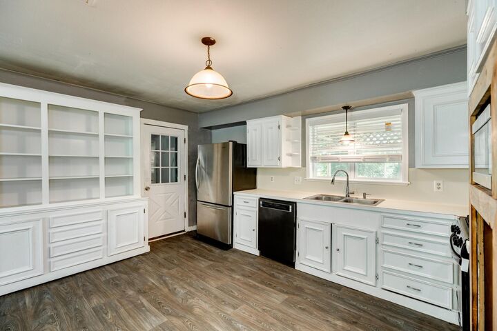 Property Photo:  902 E 6th Street  TX 77480 