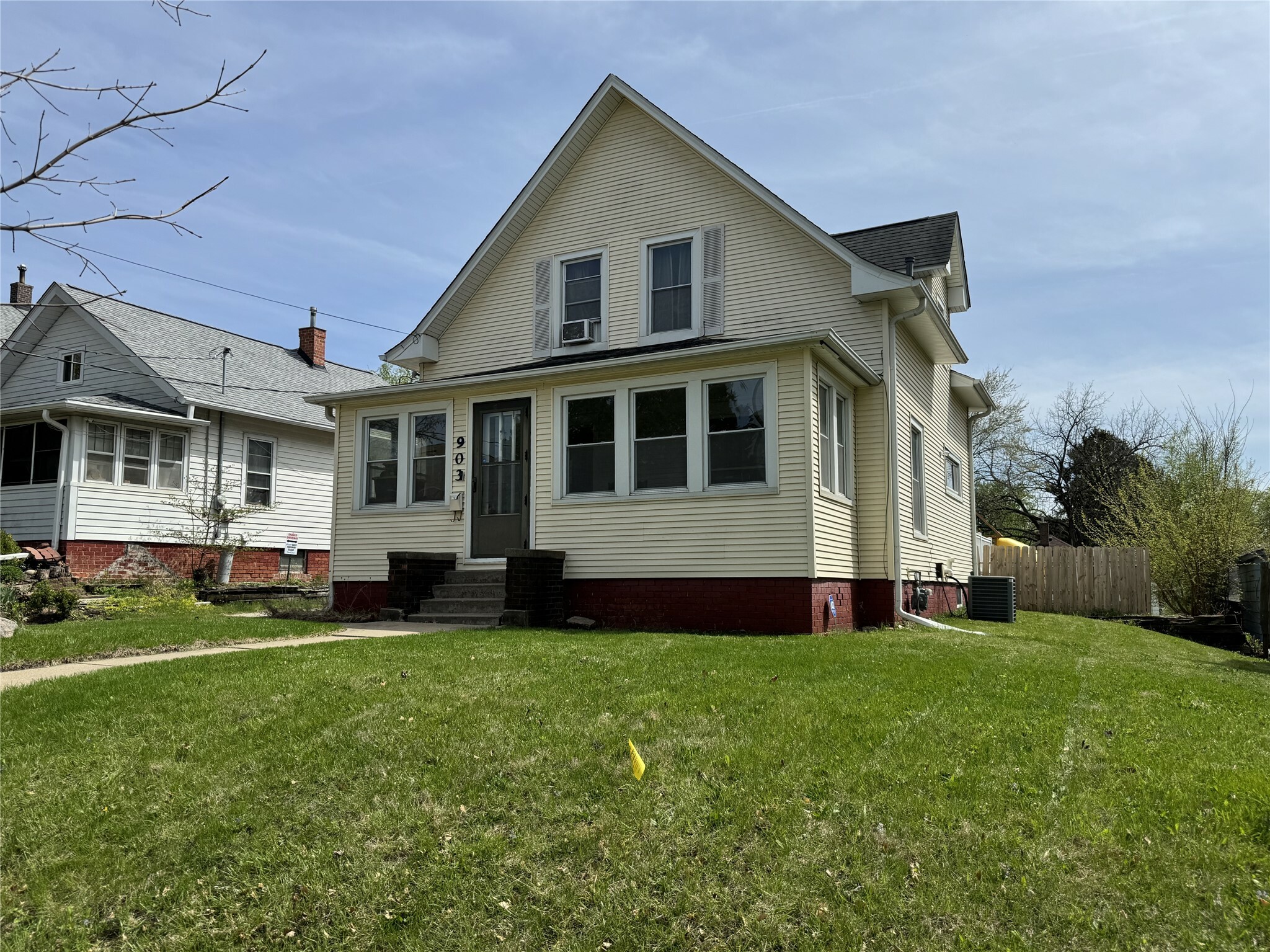 Property Photo: 903 Morton Avenue IA 50316