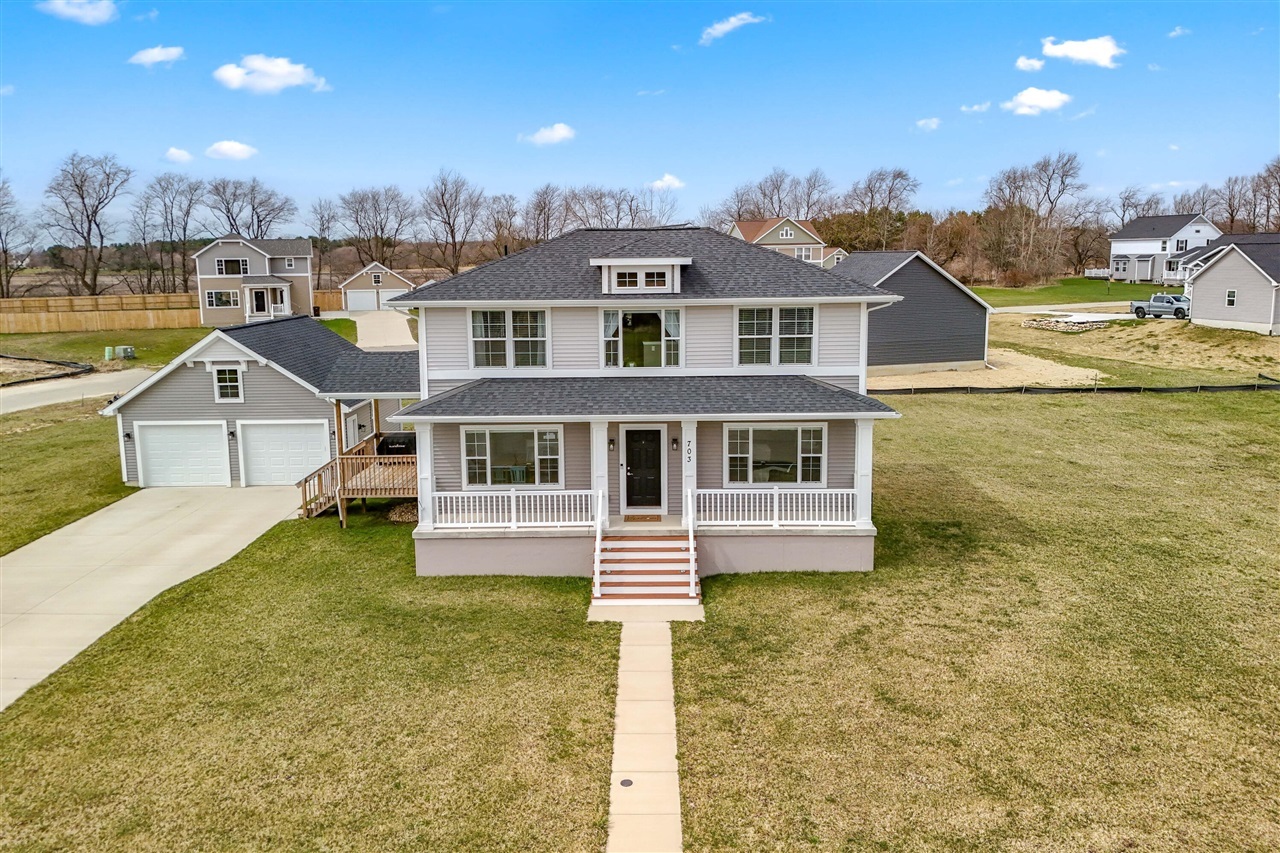 Property Photo: 703 Oakwood Drive MI 48813