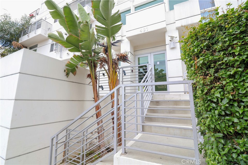 Property Photo: 401 N Serrano Avenue 204 CA 90004