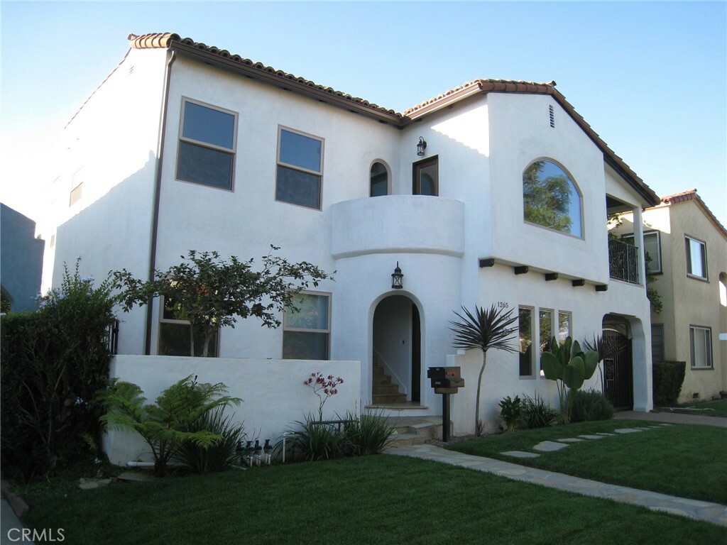 Property Photo: 1265 S Cloverdale Ave 1/2 CA 90019