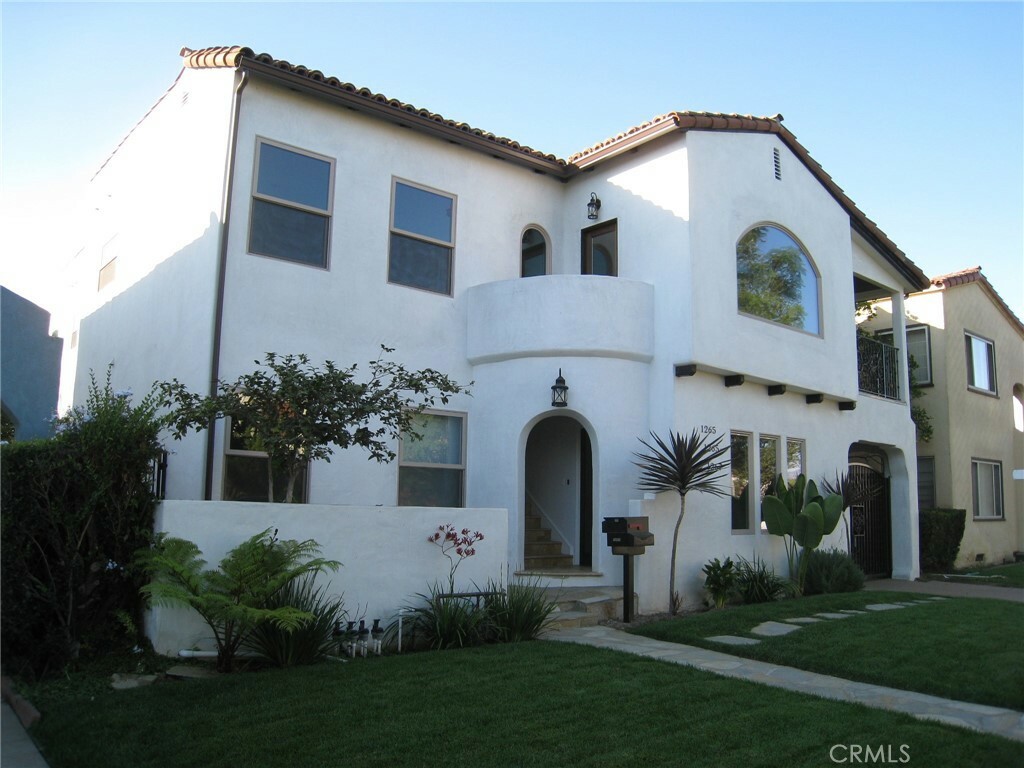 Property Photo: 1265 S Cloverdale Ave 1/2 CA 90019