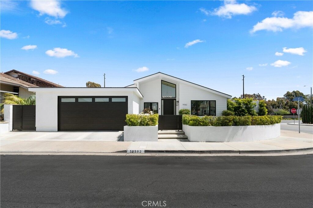 Property Photo:  19582 Summer Breeze Lane  CA 92648 