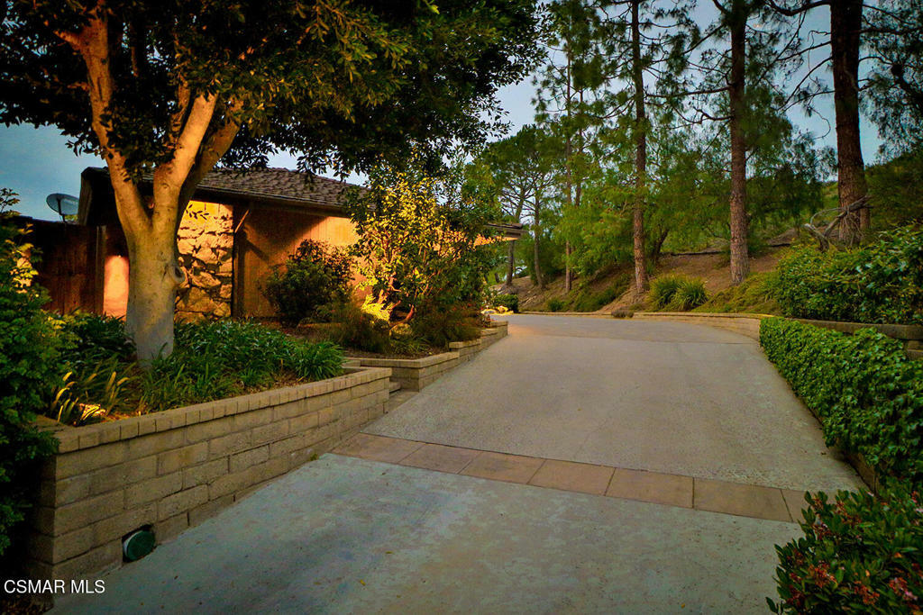 Property Photo: 383 Thorpe Circle CA 91360