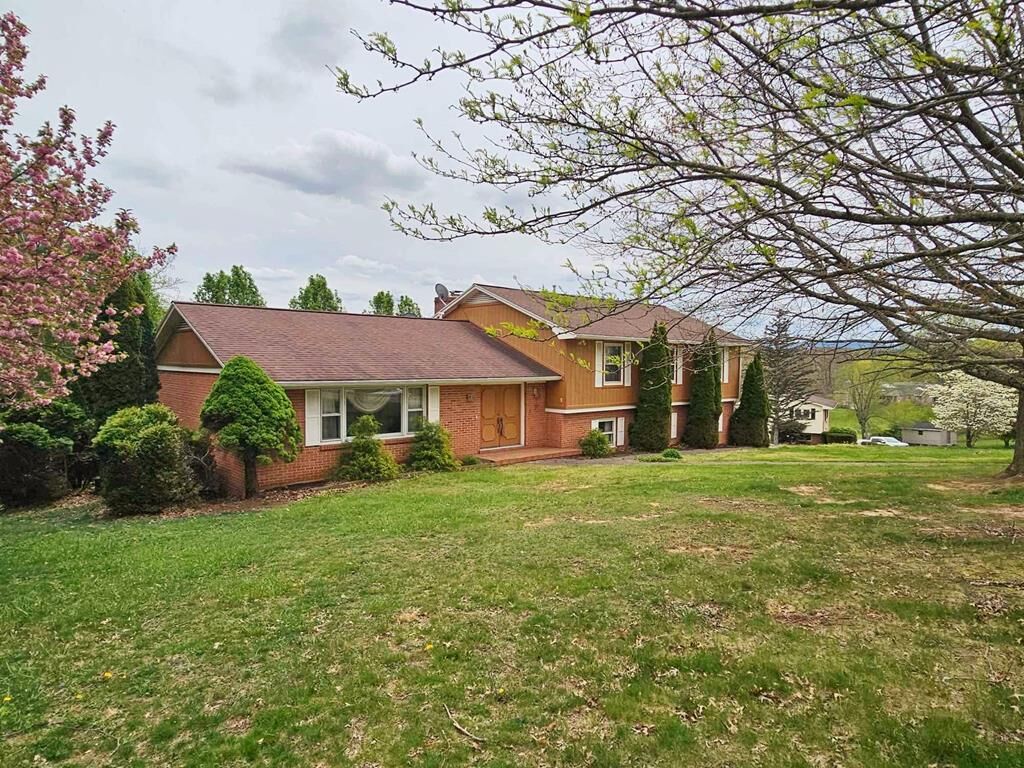 Property Photo: 110 Crown Point WV 24740