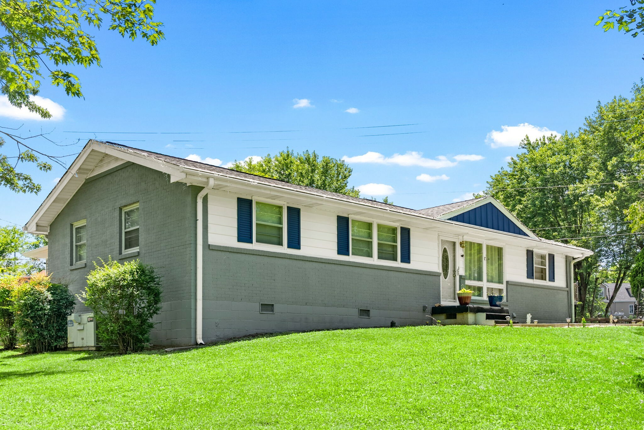 Property Photo: 303 Hilldale Ln TN 37043
