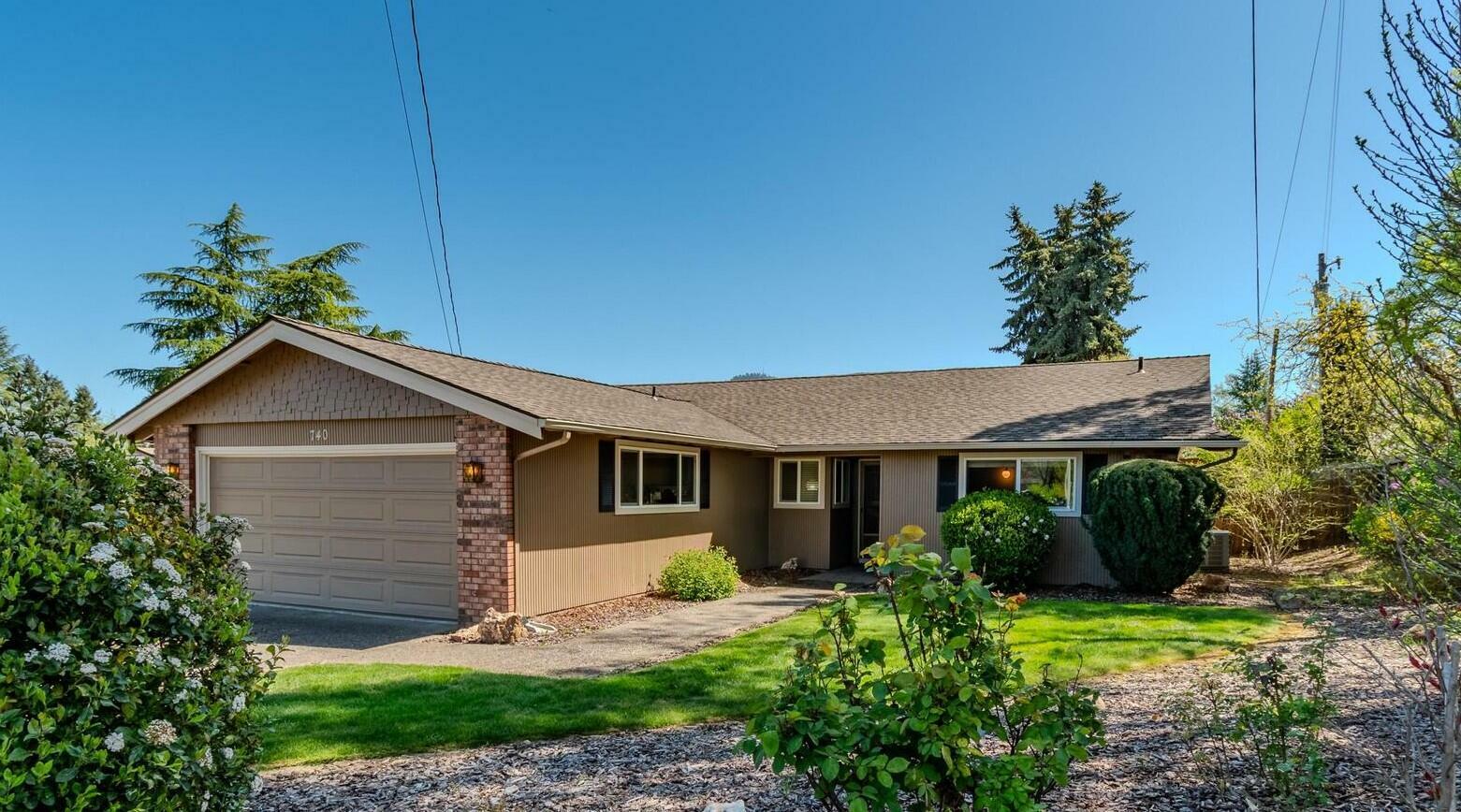 Property Photo: 740 N Modoc Avenue OR 97504