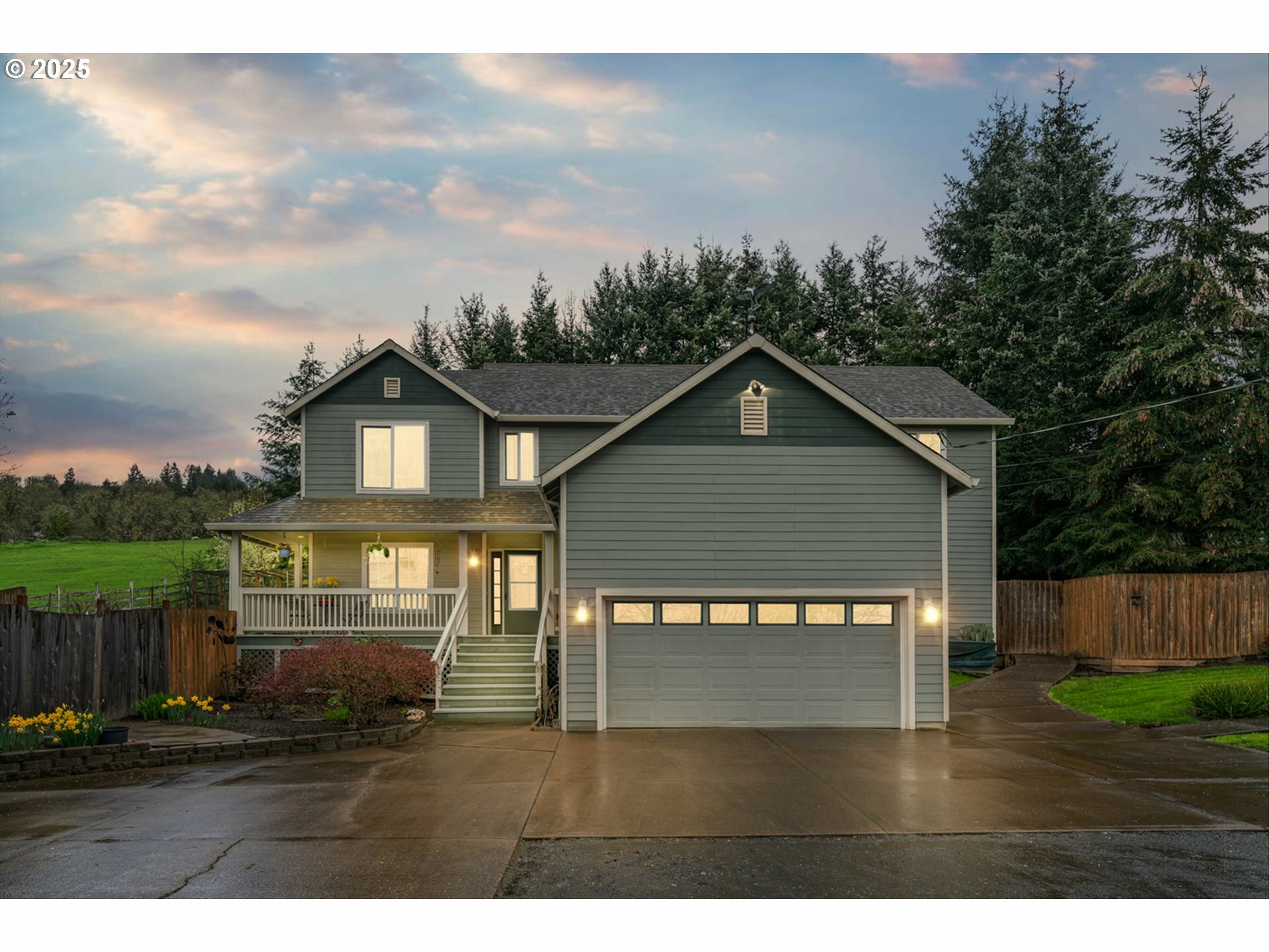 Property Photo: 608 NE Hill St OR 97378