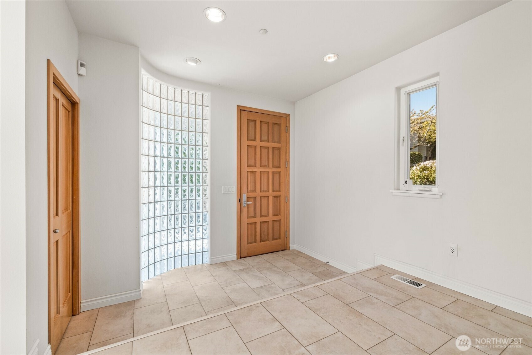 Property Photo: 19749 53rd Avenue NE WA 98155