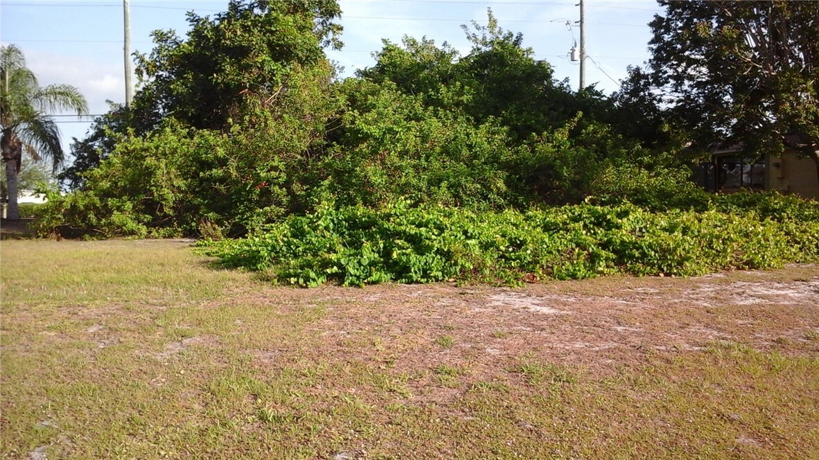 Property Photo: 306 Main Street FL 32958