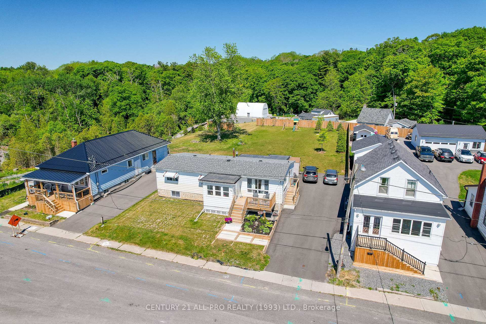 Photo de la propriété: 64 Alexander Street ON L1A 1B3
