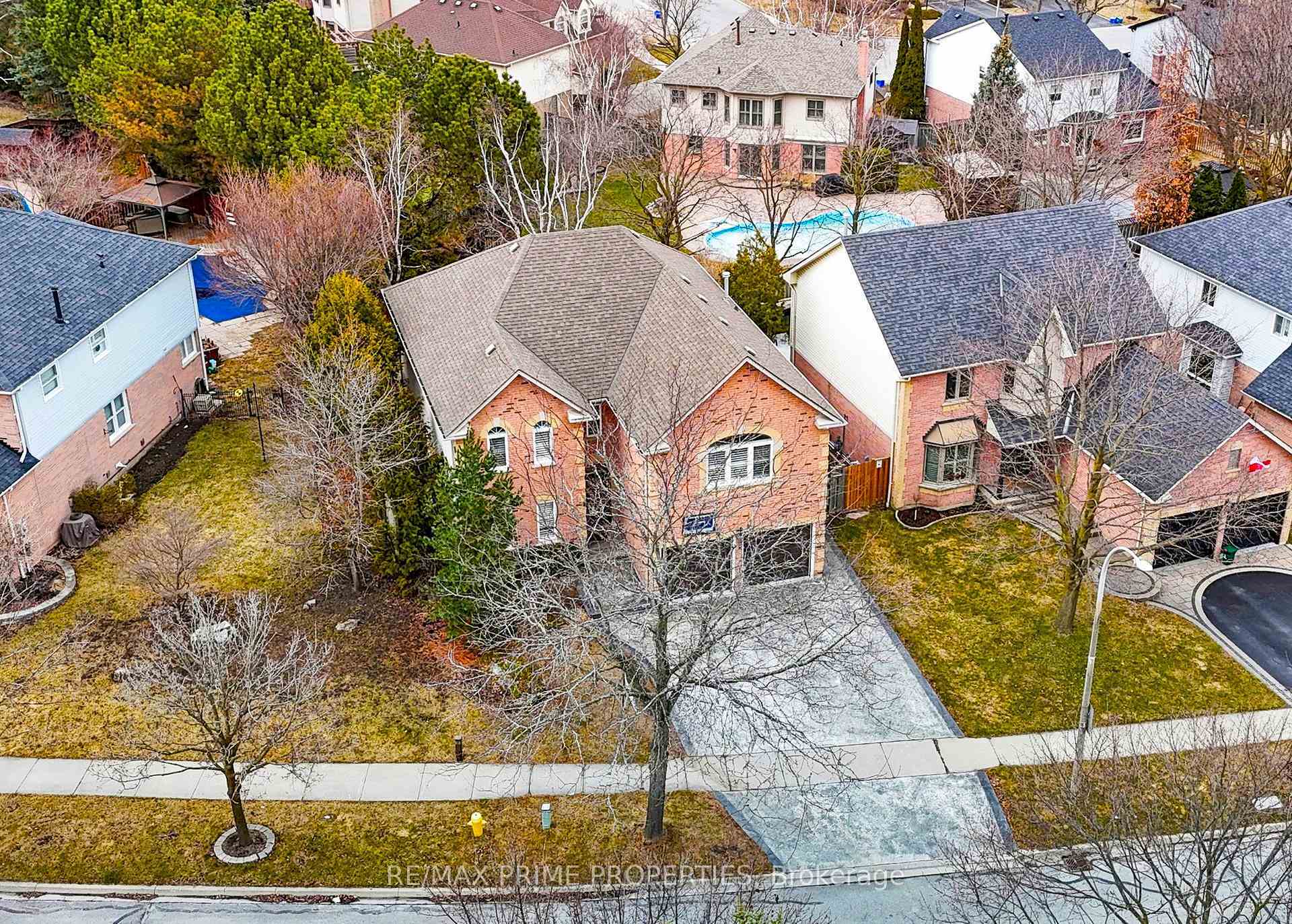 Property Photo: 32 Kennett Drive ON L1P 1L5