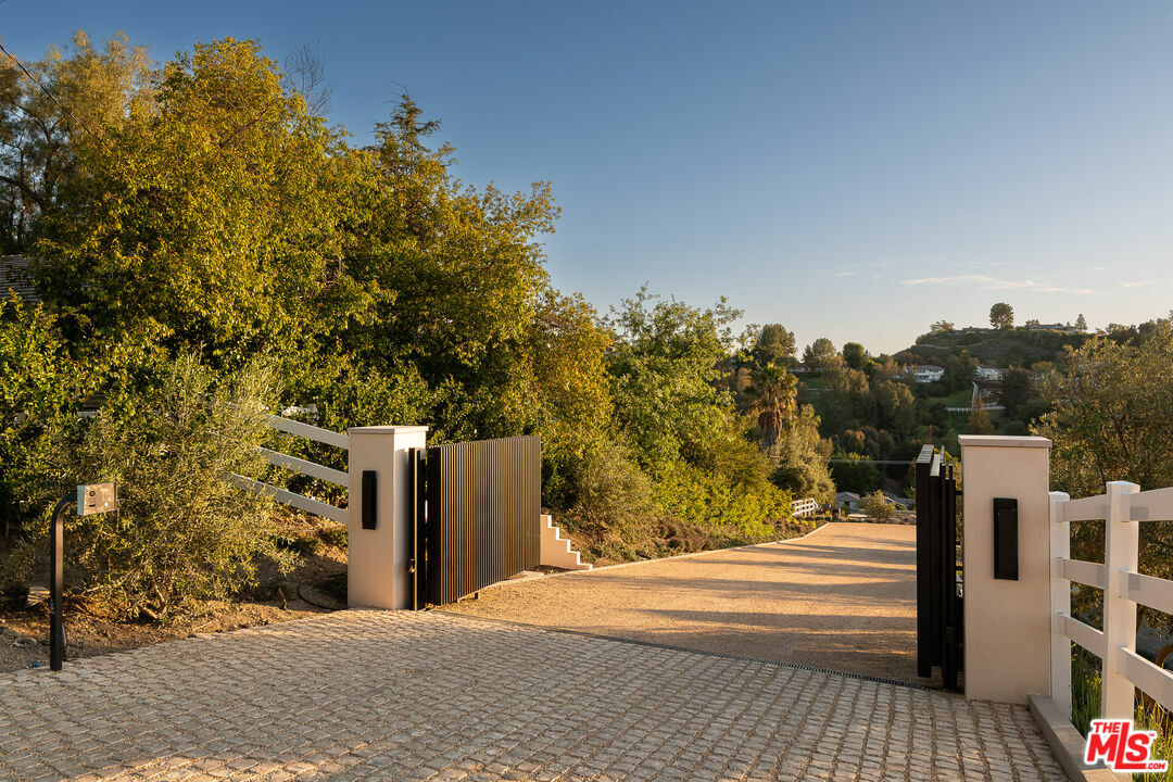 Property Photo: 24172 Lupin Hill Rd CA 91302