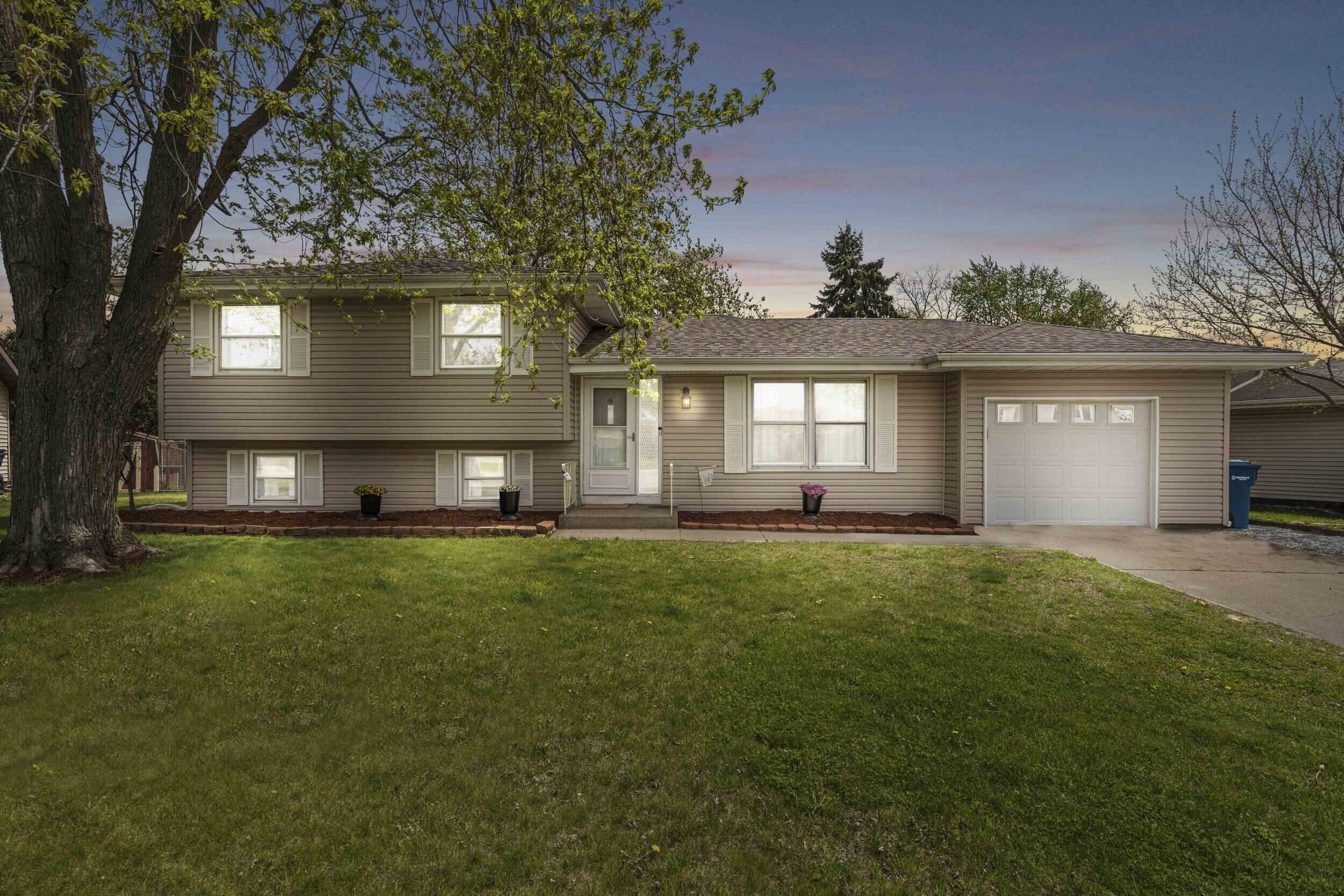 Property Photo: 1009 Kentwood Court IN 46311