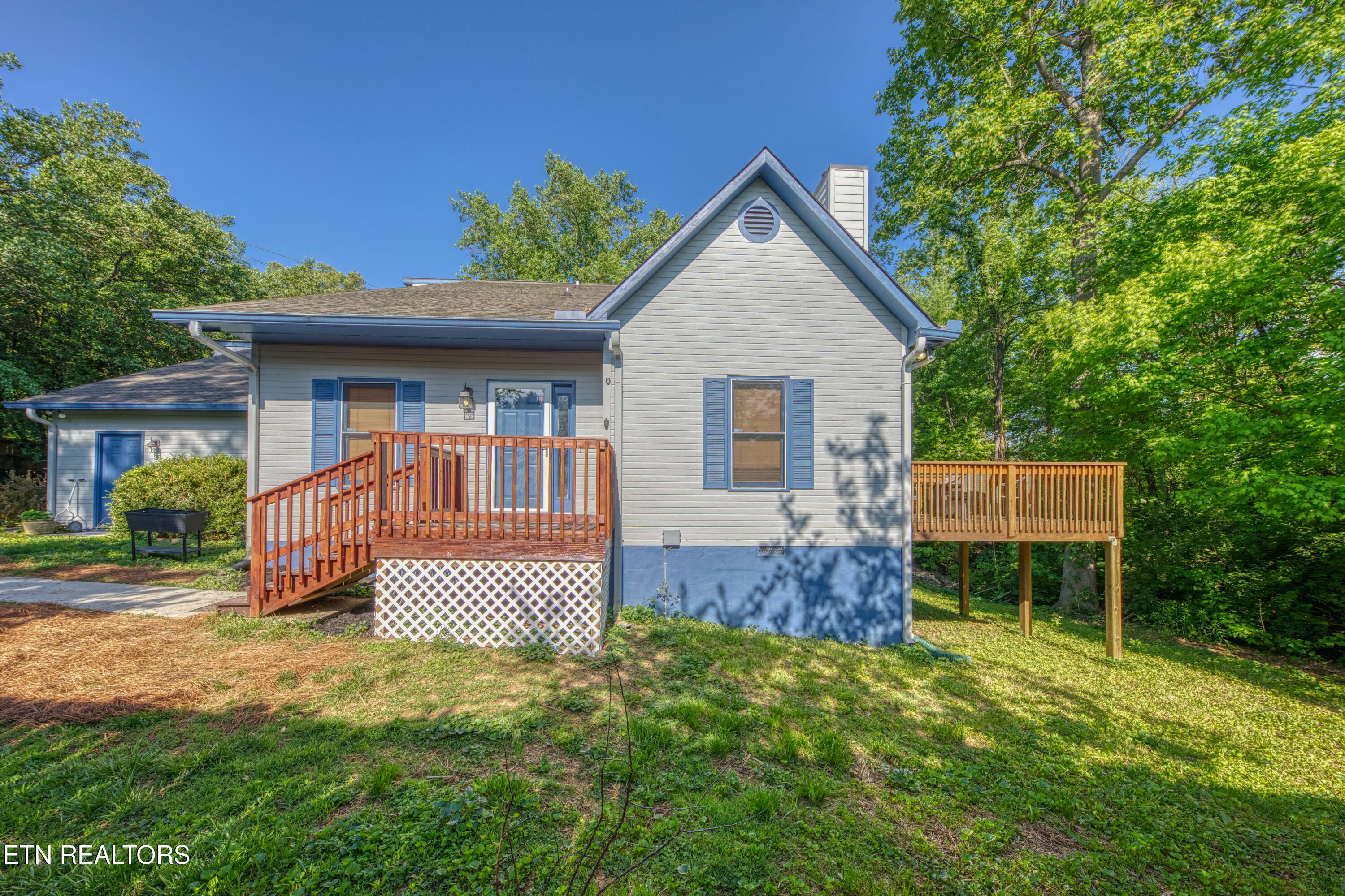 Property Photo: 8013 Middlebrook Pike TN 37909