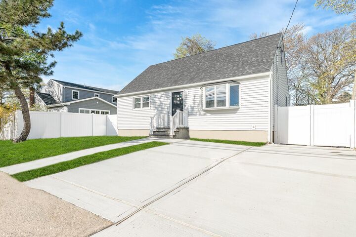 216 S Delaware Avenue  Lindenhurst NY 11757 photo