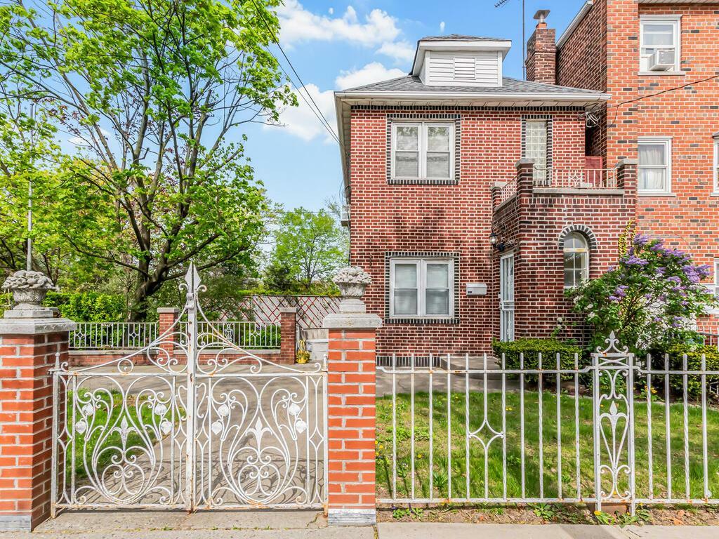 Property Photo: 1313 Kearney Avenue NY 10465