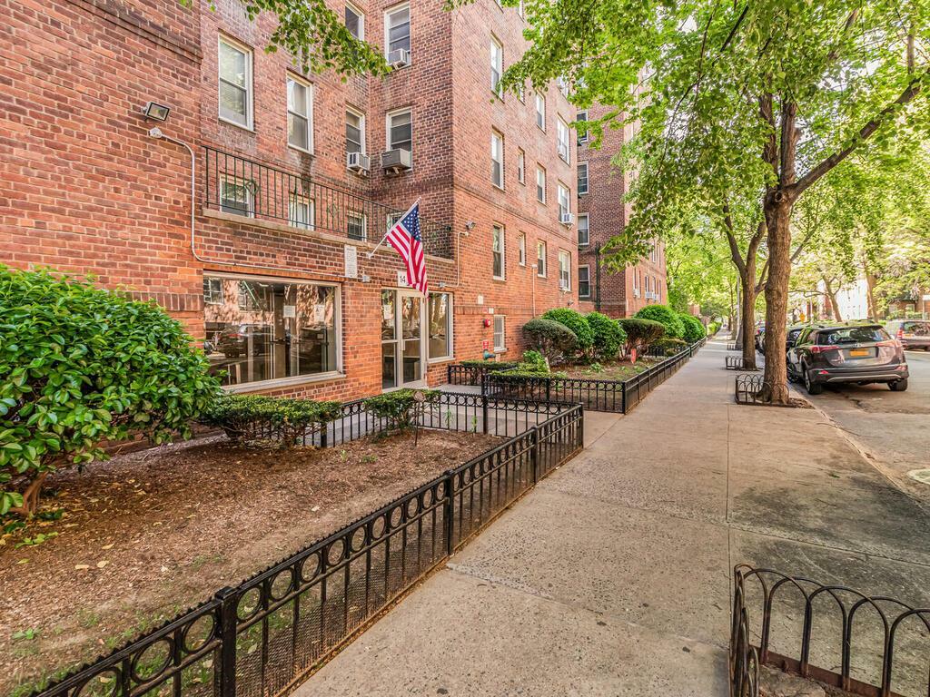 Property Photo: 1475 Thieriot Avenue 5N NY 10460