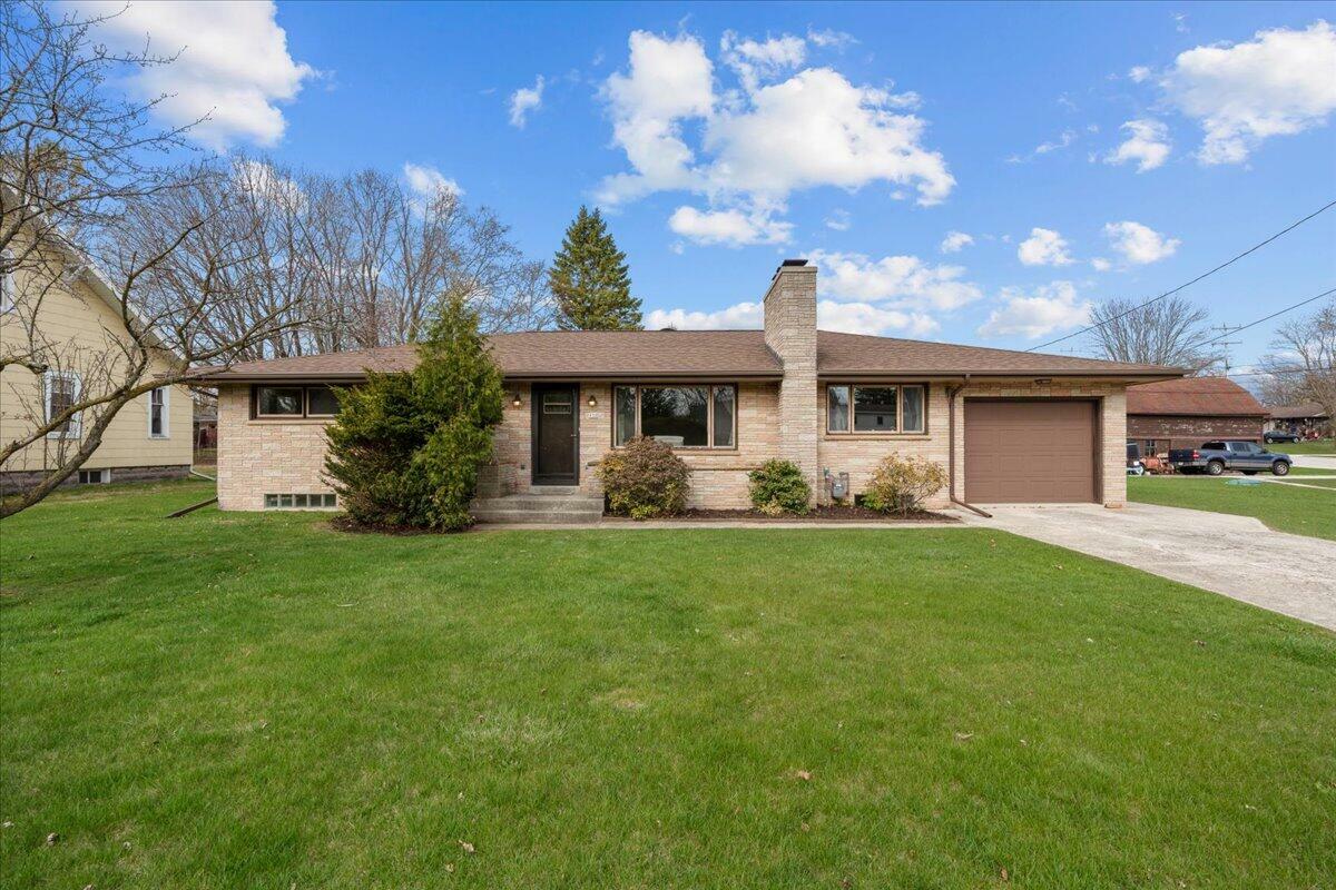 Property Photo: 930 Linden St WI 53015