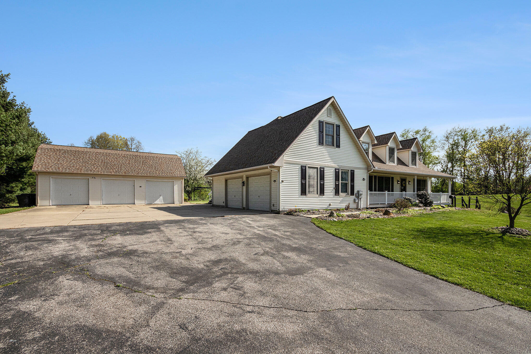 Property Photo: 6010 Long Lake Road MI 49103