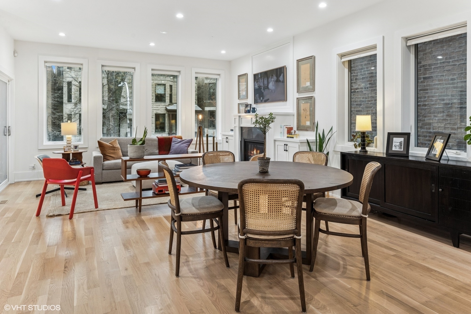 Property Photo: 3837 N Kenmore Avenue 1 IL 60613