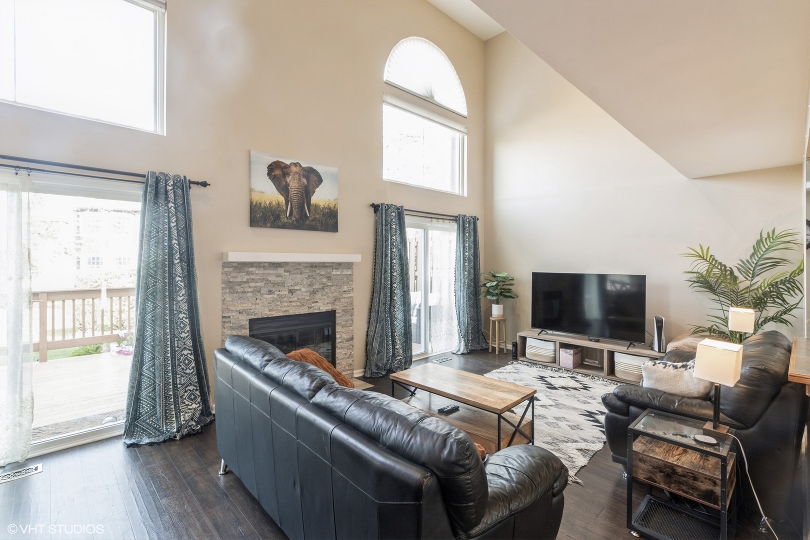Property Photo: 420 Ascot Lane IL 60107