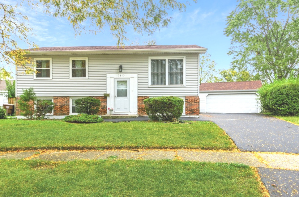 Property Photo: 3613 Coventry Court IL 60429