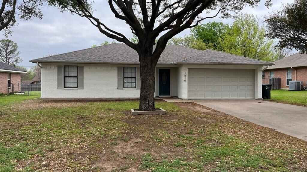 Property Photo:  1510 Woodside Lane E  TX 76033 
