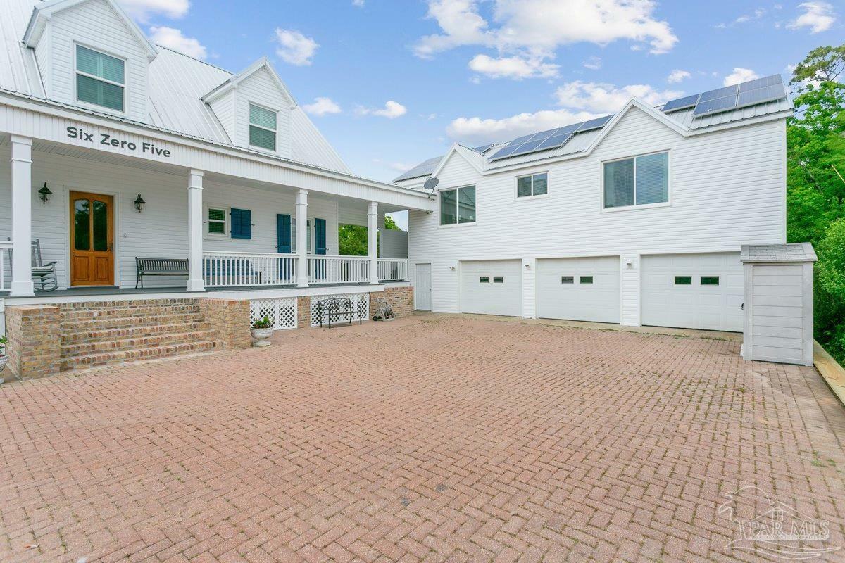 Property Photo: 605 Chesapeake Dr FL 32561