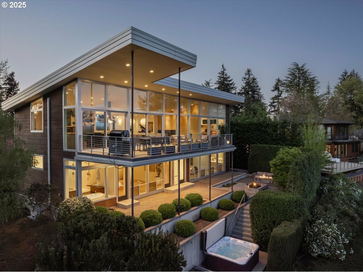 Property Photo: 1900 Crest Dr OR 97034