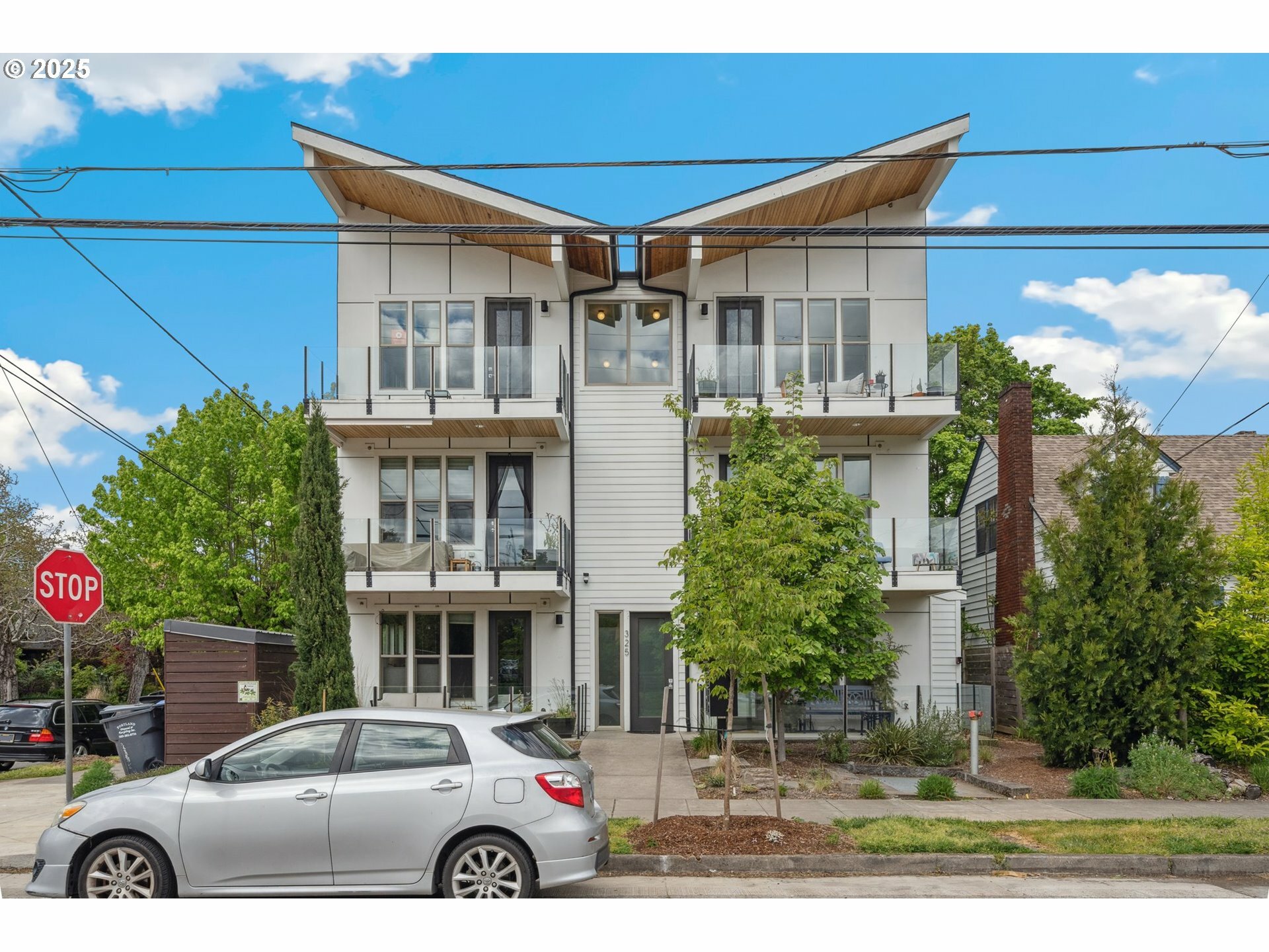 Property Photo: 325 N Emerson St D OR 97217
