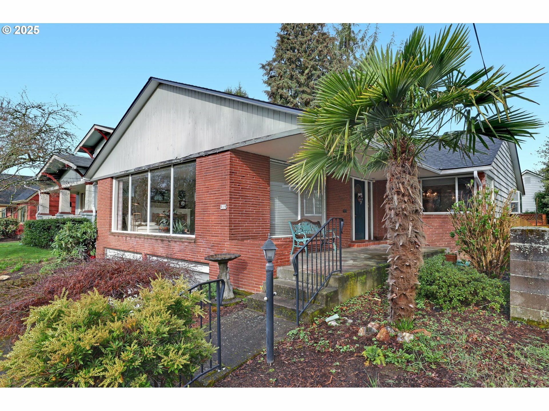 Property Photo: 919 NE Floral Pl OR 97232