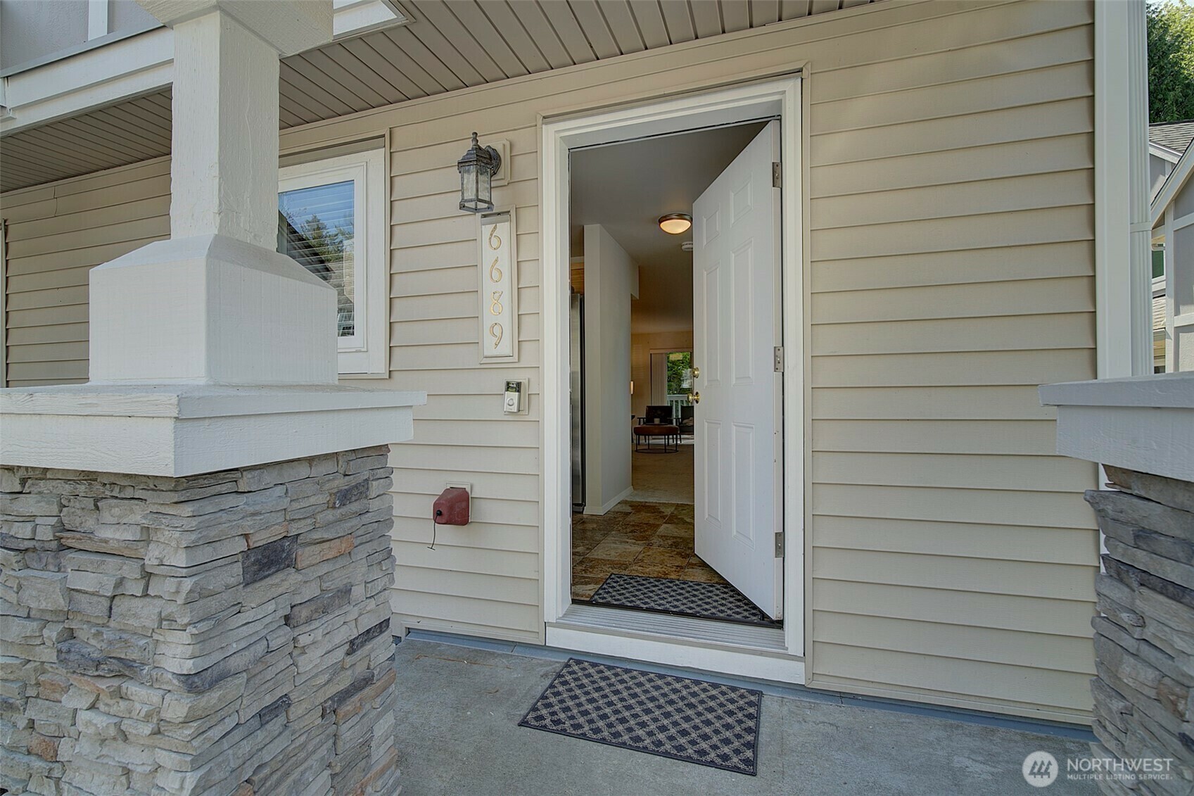 Property Photo: 6689 SE Cougar Mountain Way WA 98006