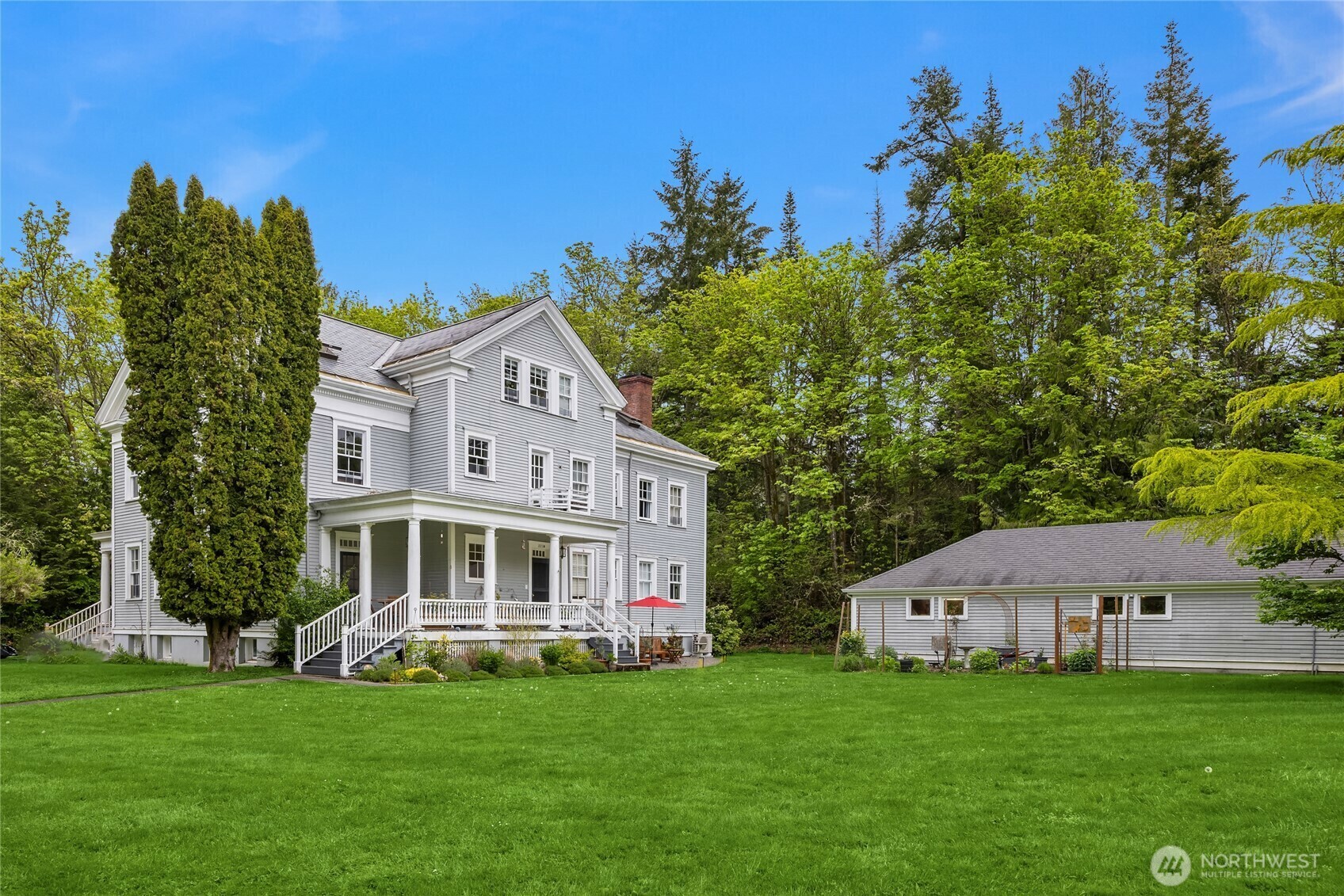 Property Photo: 2213 NE Victorian Lane F WA 98110