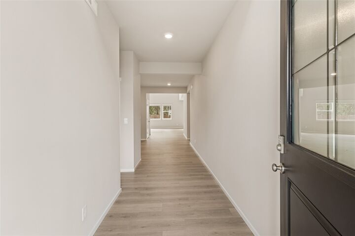 Property Photo: 794 SE 11th Place 4 WA 98045