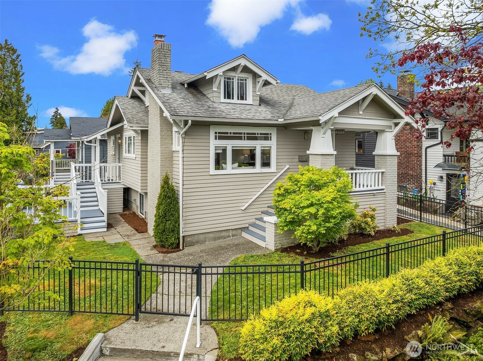 Property Photo: 100 NE 52nd Street WA 98105