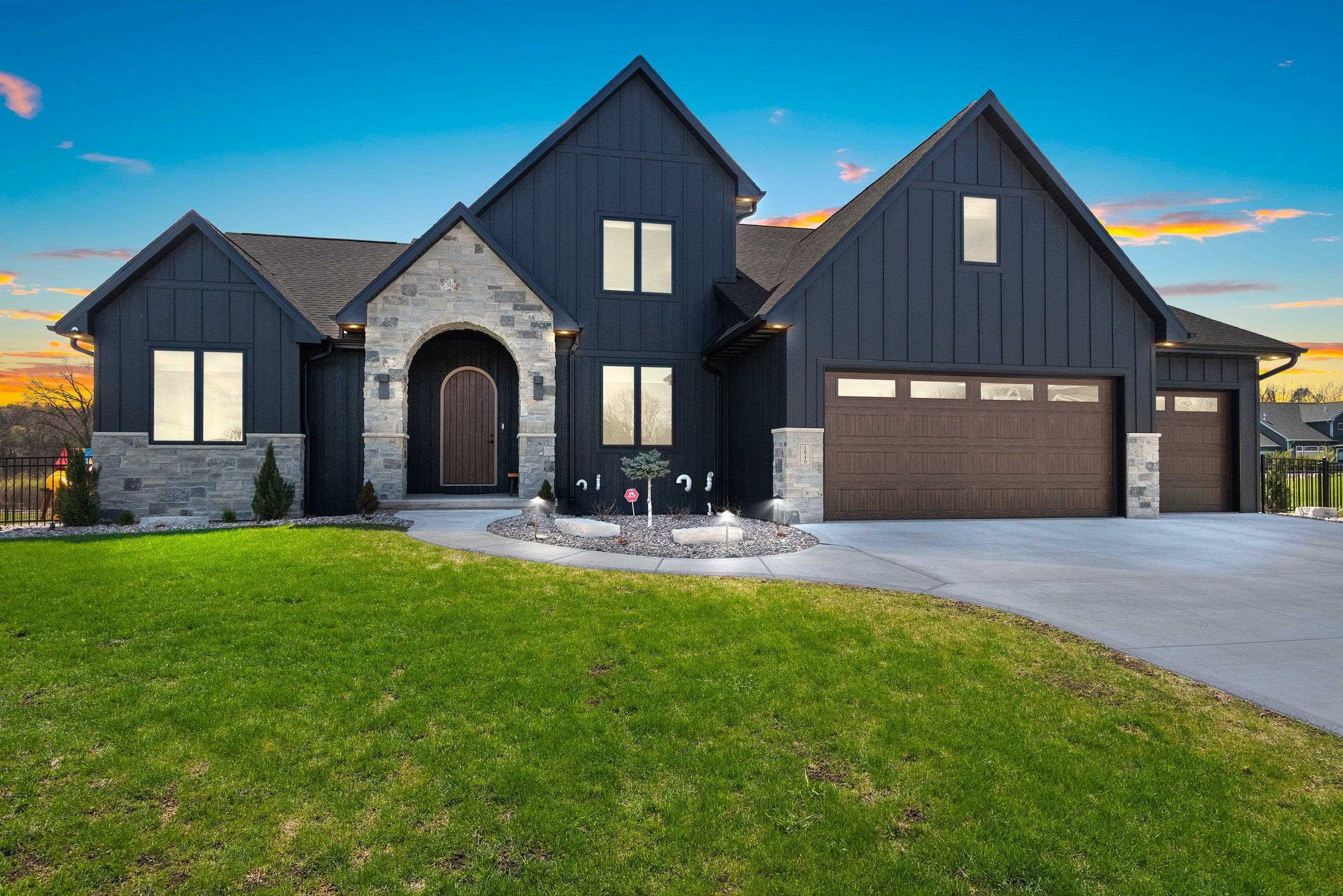 Property Photo: 1849 Ridgemont Circle WI 54115
