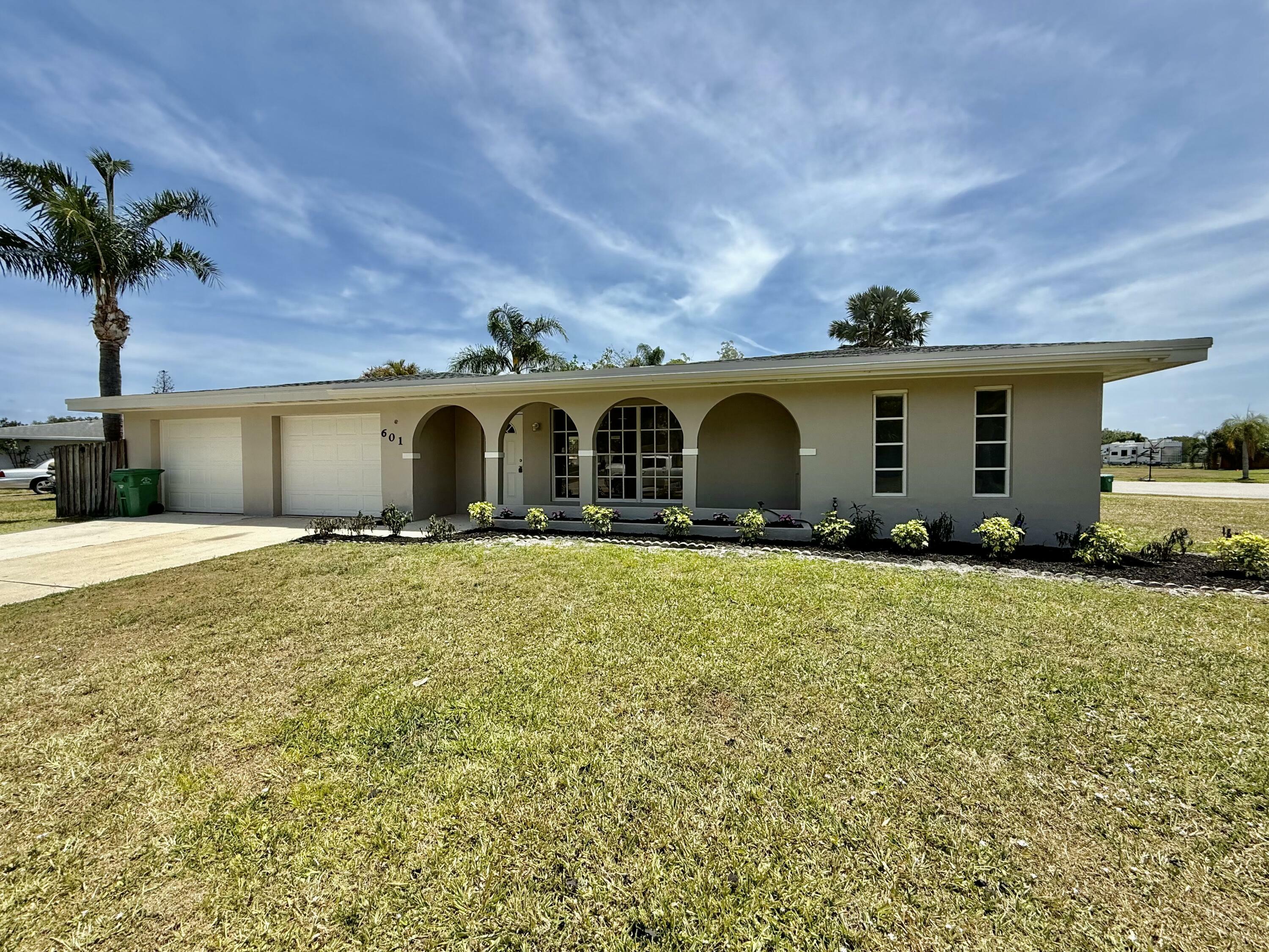Property Photo: 601 SW Ivanhoe Drive FL 34983