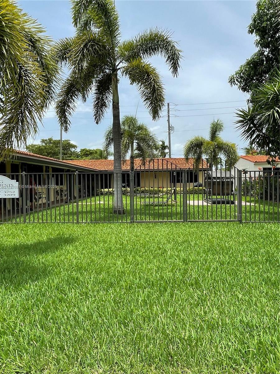 Property Photo: 811 NE 10th St 4 FL 33009