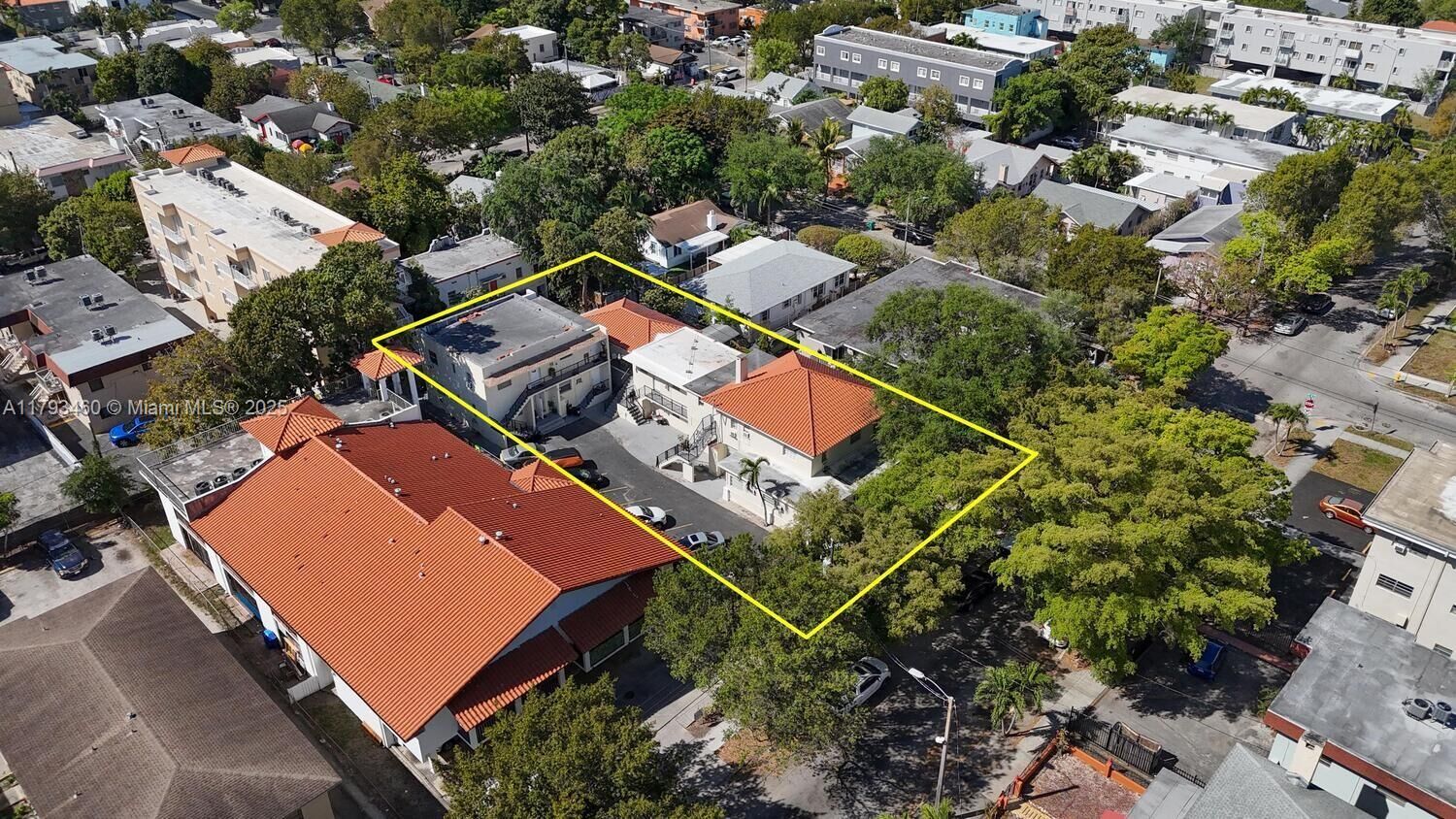 Property Photo: 1362 SW 2nd St FL 33135