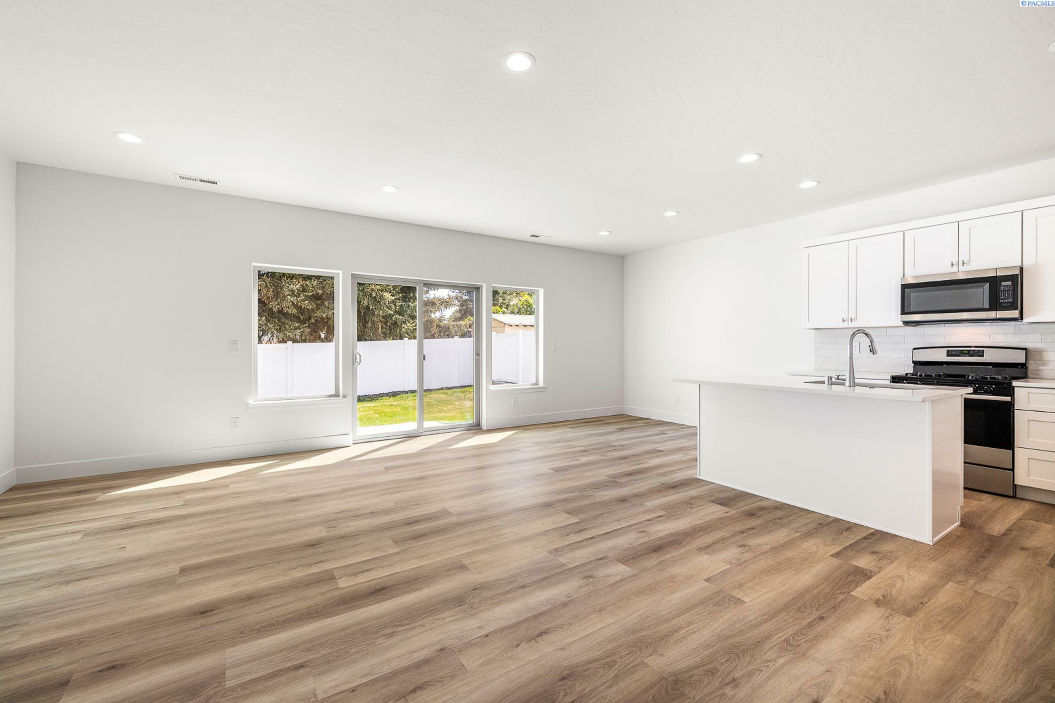 Property Photo: 1141 S Underwood Pl WA 99337