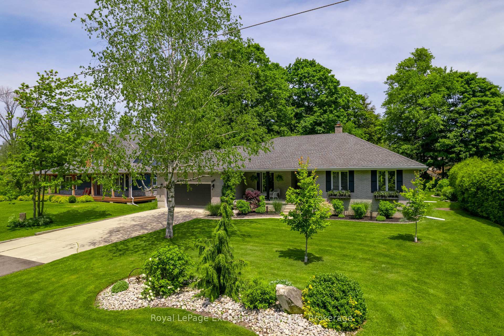 Property Photo: 906 Tanglewood Drive ON N2Z 2X3