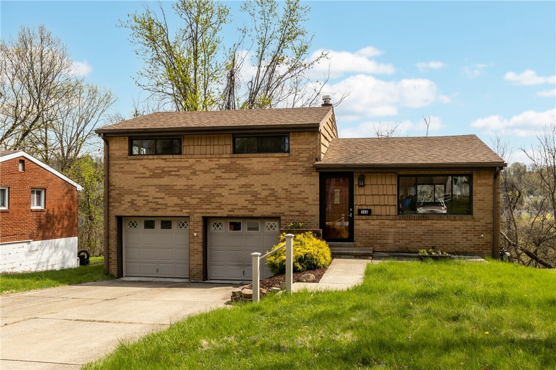 Property Photo: 548 Firethorne Dr PA 15146