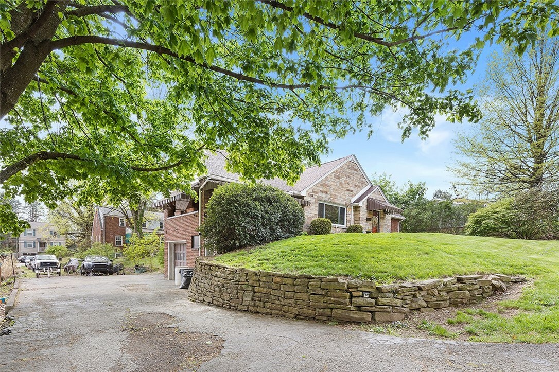 Property Photo: 814 Clara St PA 15137