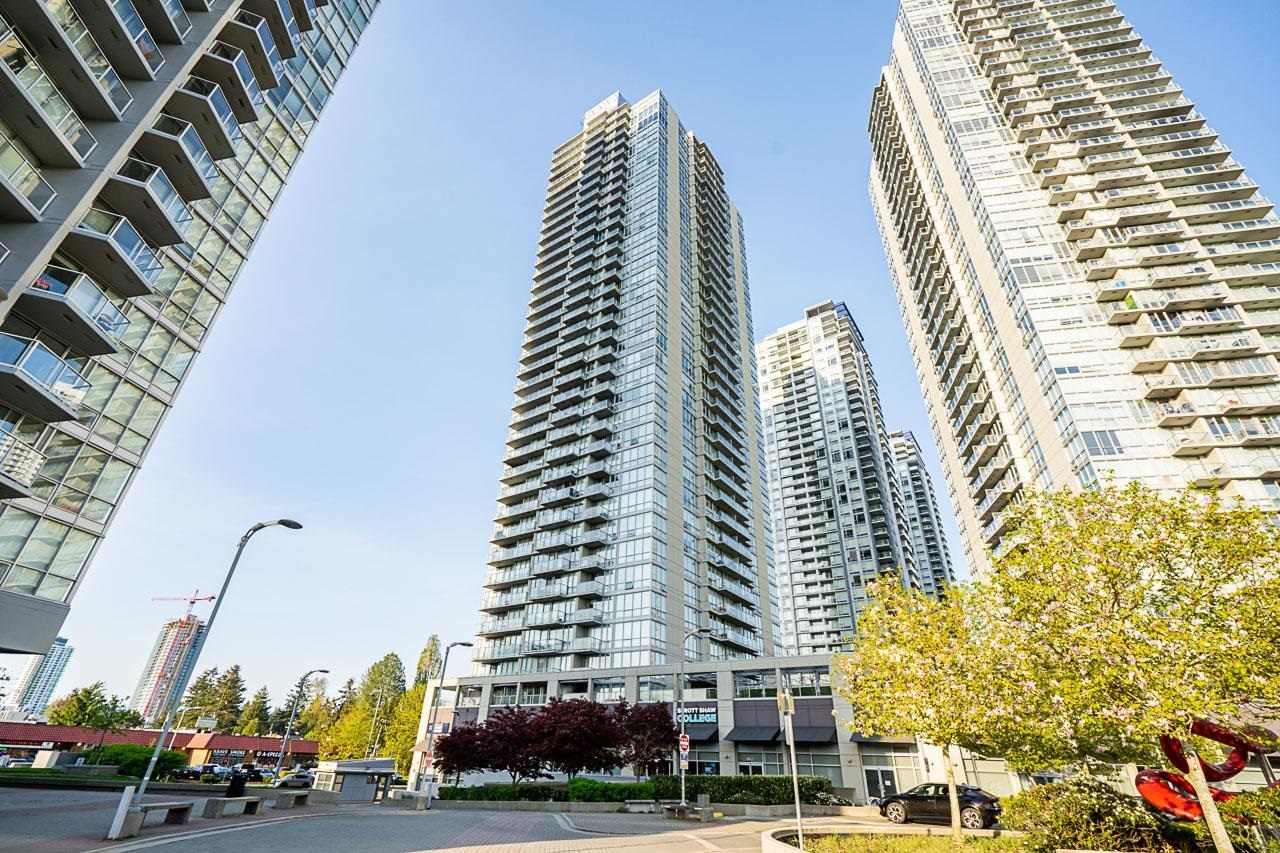 Photo de la propriété: 13688 100 Avenue 806 BC V3T 0G5