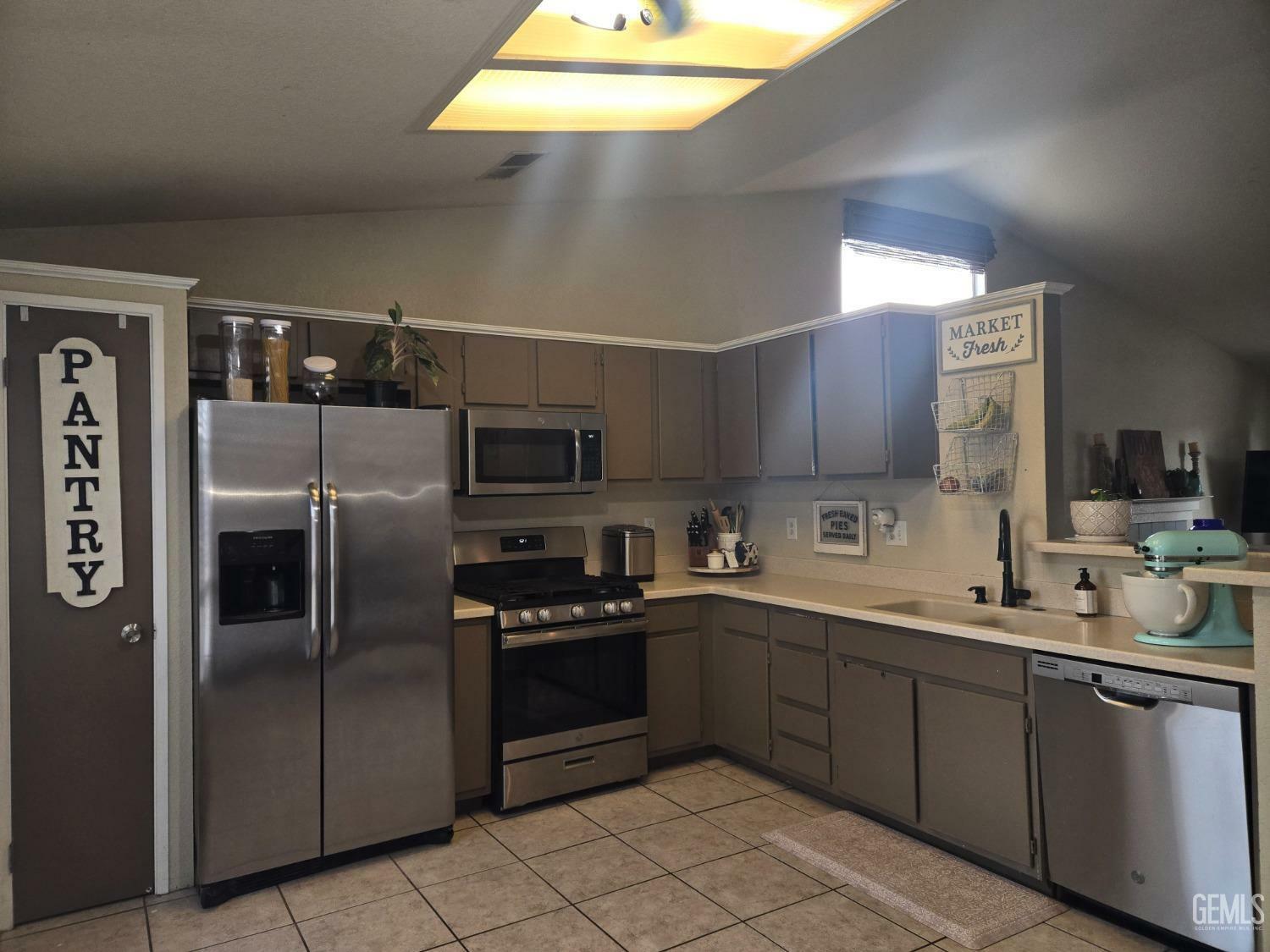 Property Photo: 6412 Madan Street CA 93307